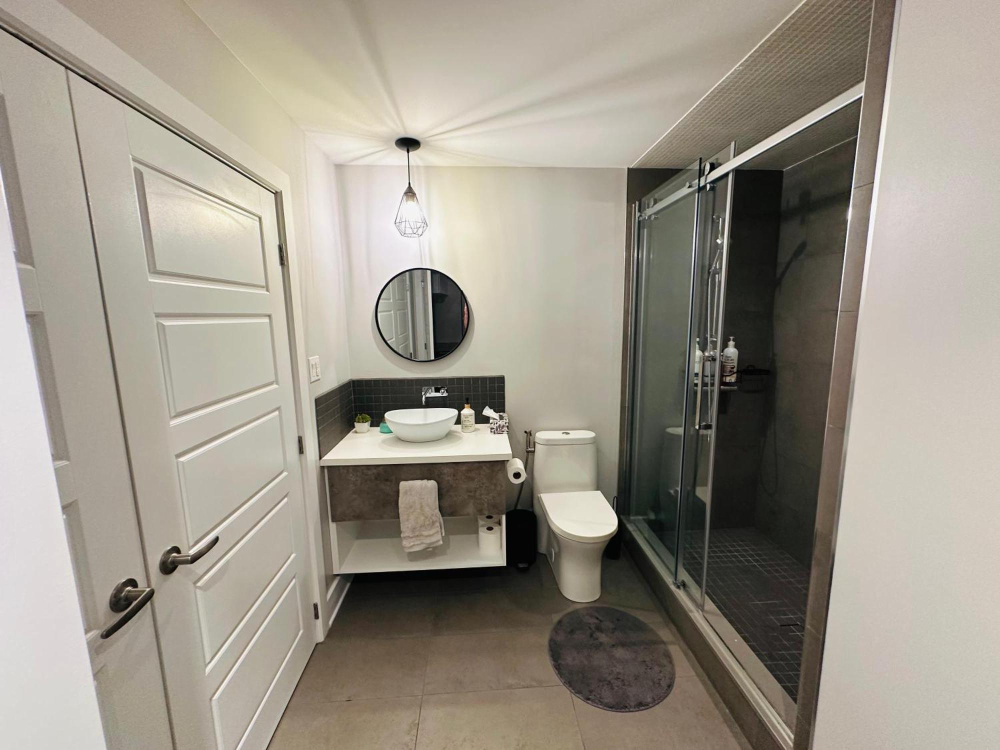Urban Retreat - 2 Bedroom, 3 Beds, 6 Guests, Free Parking Longueuil Exteriör bild