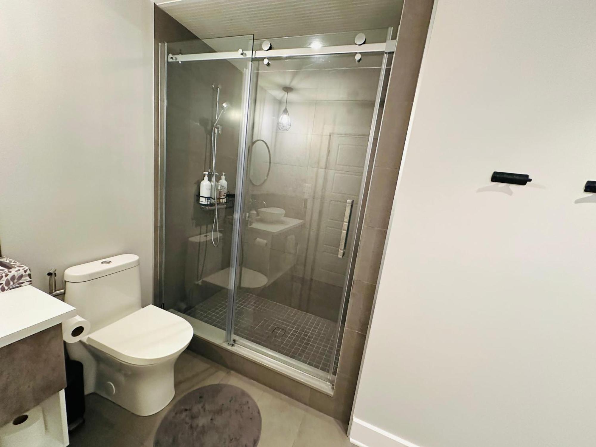 Urban Retreat - 2 Bedroom, 3 Beds, 6 Guests, Free Parking Longueuil Exteriör bild
