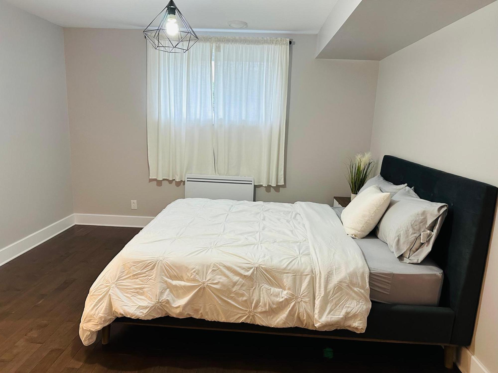 Urban Retreat - 2 Bedroom, 3 Beds, 6 Guests, Free Parking Longueuil Exteriör bild